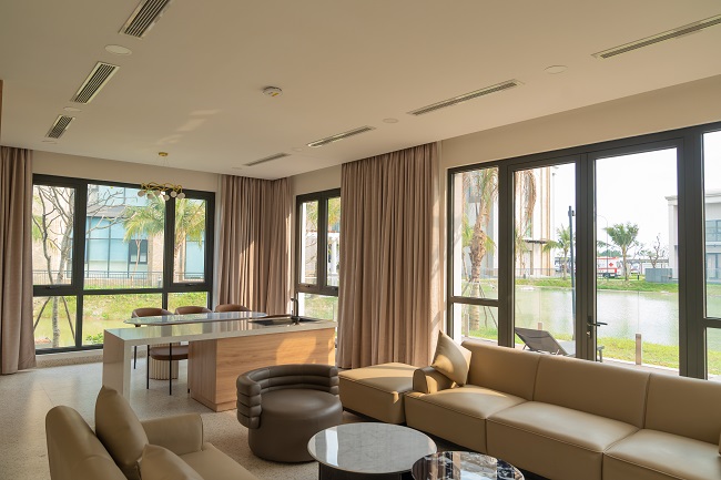 Ảnh 4: Mỗi căn biệt thự bao quanh bởi sân vườn, hồ nước và cây xanh, mang đến cảm giác thư thái, tách biệt khỏi sự ồn ào thường thấy của môi trường bệnh viện.