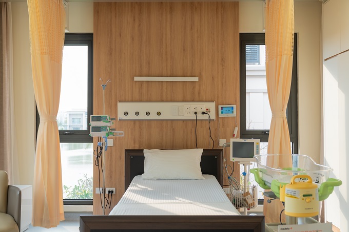 Ảnh 6: Giường bệnh được tích hợp các thiết bị y tế chuyên dụng như hệ thống monitor theo dõi tại đầu giường, hệ thống nút bấm gọi y tá kết nối trực tiếp với khoa Cấp cứu, đảm bảo phản ứng nhanh trong mọi tình huống. Đặc biệt, với nhóm khách hàng sau sinh, biệt thự được trang bị đầy đủ tiện ích chuyên biệt như máy hút sữa, xe nôi, cũi gỗ, chậu tắm riêng tích hợp đèn sưởi cho trẻ sơ sinh.