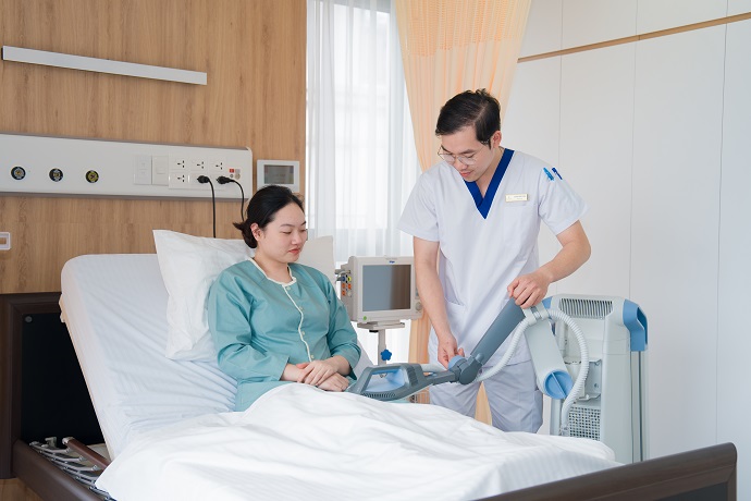 Ảnh 7: Đội ngũ điều dưỡng túc trực 24/24 tại biệt thự, sẵn sàng hỗ trợ chăm sóc và xử lý các vấn đề phát sinh bất cứ lúc nào. Các dịch vụ chăm sóc cá nhân như massage, gội đầu tại chỗ hay hỗ trợ sinh hoạt hàng ngày được triển khai linh hoạt, mang lại cảm giác thư thái như đang nghỉ dưỡng tại resort cao cấp.  