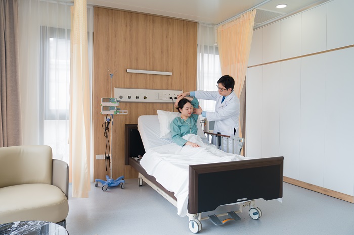 Ảnh 8: Đội ngũ bác sĩ từ các chuyên khoa sẽ trực tiếp thăm khám tại chỗ theo lịch trình hoặc khi có yêu cầu, giúp người bệnh duy trì liên tục quá trình theo dõi mà không cần di chuyển. Trong trường hợp khẩn cấp, hệ thống xe cấp cứu và xe điện nội khu luôn sẵn sàng, rút ngắn tối đa thời gian tiếp cận điều trị chuyên sâu. Với đội ngũ các chuyên gia, giáo sư, bác sĩ… giàu kinh nghiệm tại bệnh viện Vinmec Ocean Park 2 cũng như của Hệ thống y tế Vinmec, người bệnh hoàn toàn có thể yên tâm khi được chăm sóc và điều trị ở mức cao nhất.