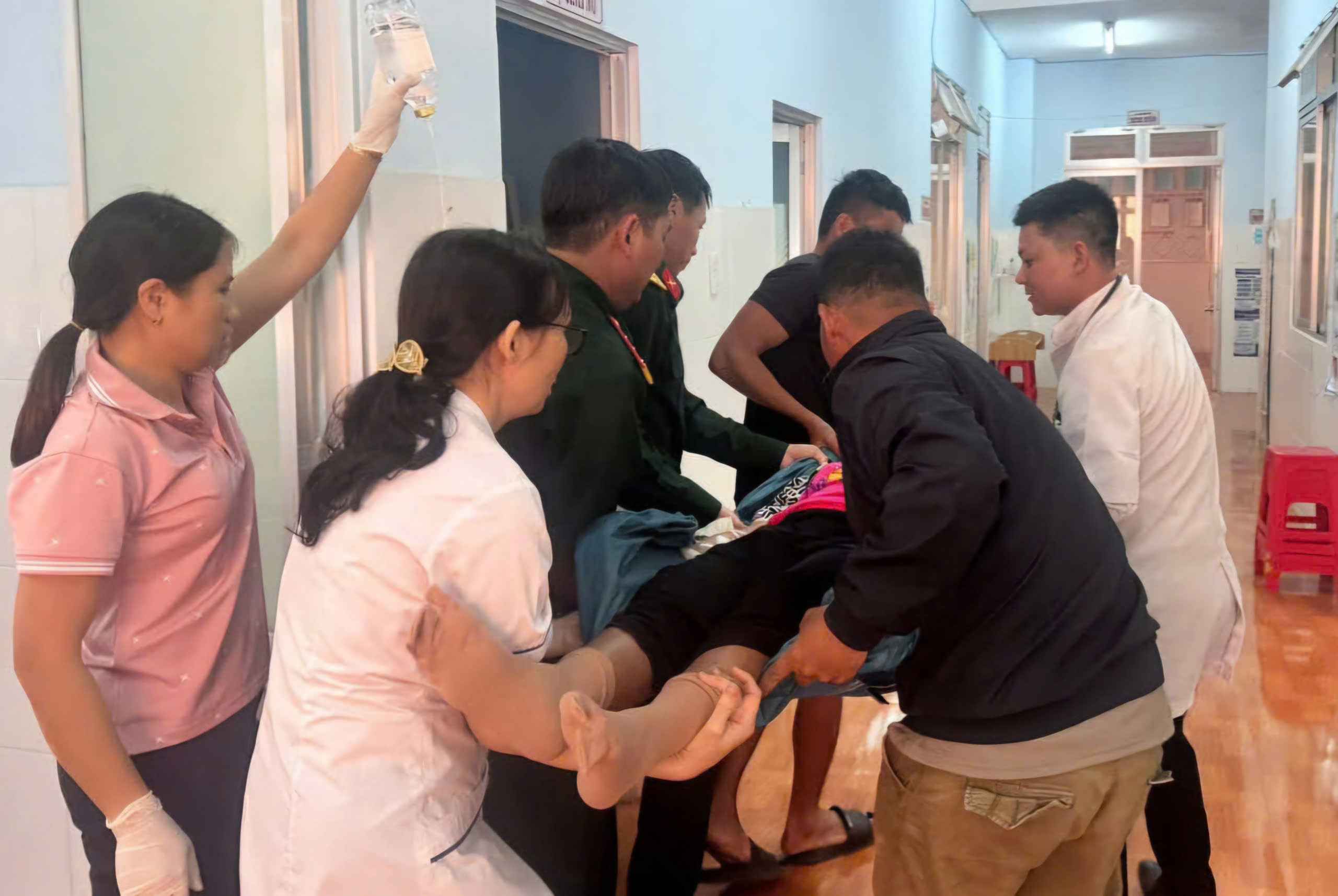 Les forces militaires du quartier 3 de Bảo Lộc aident à transporter la femme enceinte en travail au poste de santé. Photo: Commandement militaire du quartier 3 de Bảo Lộc
