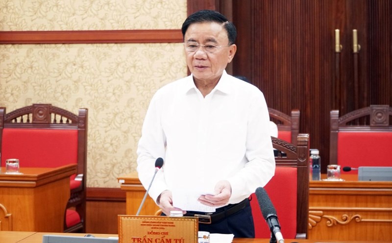 Standing Secretary of the Secretariat Tran Cam Tu signed and issued Conclusion 12 of the Politburo. In which, the Central Organization Committee is assigned to study and guide the quarterly periodic assessment of leaders and managers at all levels according to Conclusion 198 of the Politburo. Photo: Kim Thanh