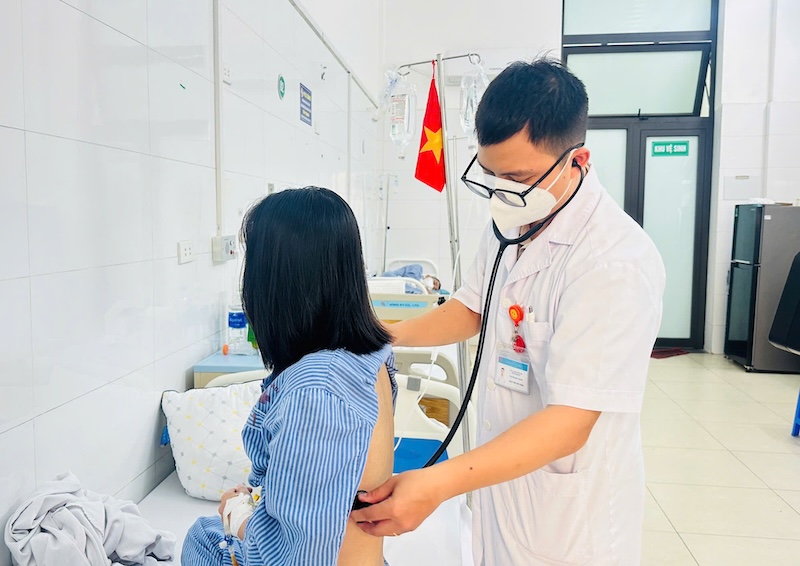 Vietnam is currently in the group of 30 countries with the highest burden of tuberculosis and drug-resistant tuberculosis in the world. Pictured is a doctor examining a patient. Photo: BVCC