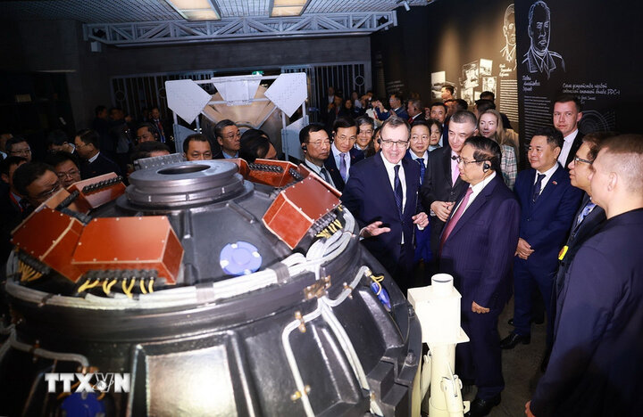 Prime Minister Pham Minh Chinh visits the Russian nuclear exhibition. Photo: VNA