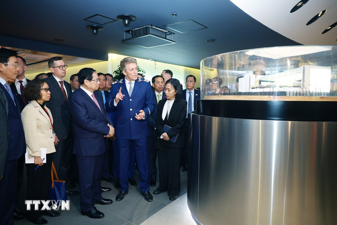 Thủ tướng Phạm Minh Chính thăm Trung tâm điều khiển hệ thống tàu điện ngầm Mátxcơva. Ảnh: TTXVN