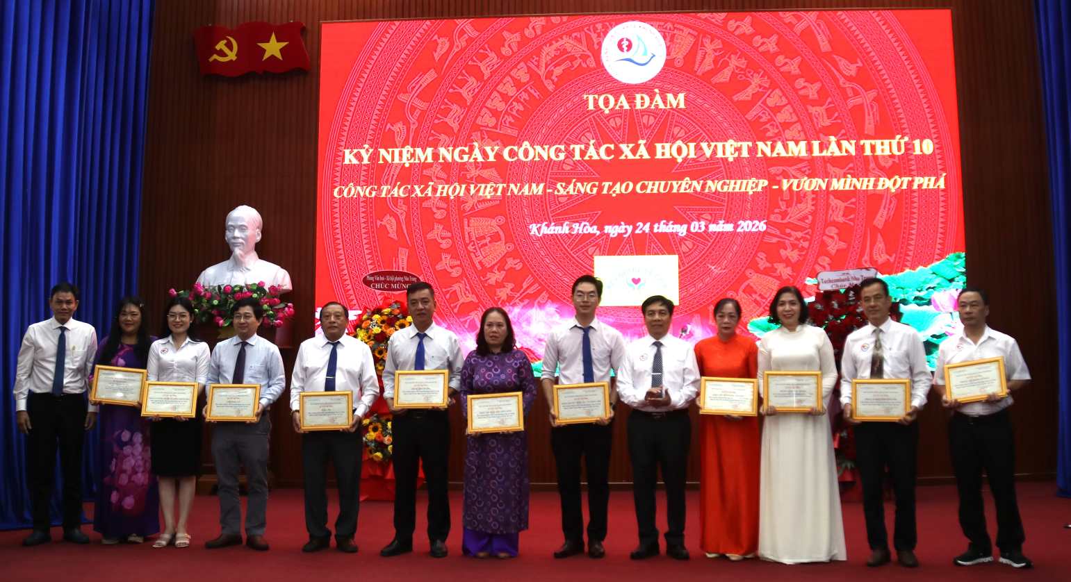 Leaders of Khanh Hoa General Hospital commended collectives with many contributions in social work in the past time. Photo: Phuong Linh