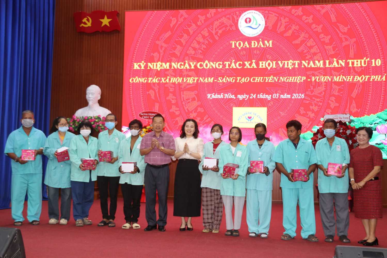 Từ sự kết nối của Phòng Công tác xã hội, dịp này các mạnh thường quân trao hỗ trợ cho những bệnh nhân khó khăn  đang điều trị tại Bệnh viên. Ảnh: Phương Linh 