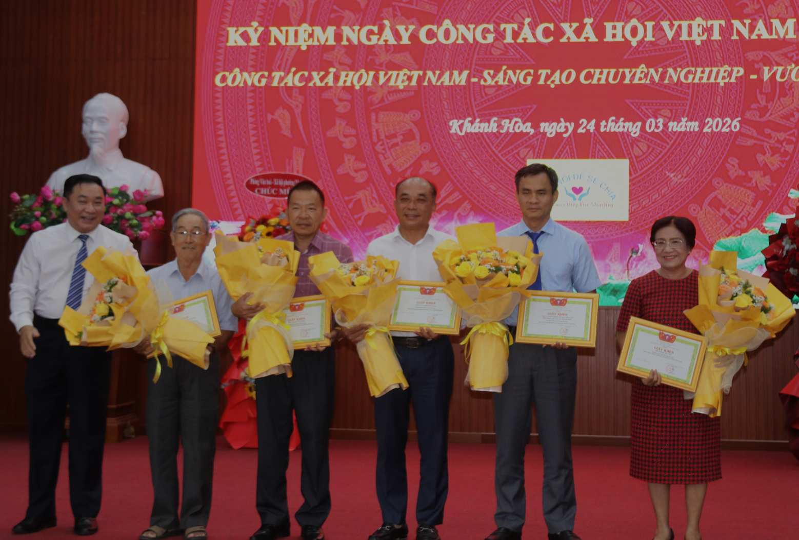 Sở Y tế Khánh Hòa tặng bằng khen cho các tập thể, cá nhân có nhiều đóng góp trong hành trình kỉ niệm 10 năm ngày công tác xã hội. Ảnh: Phương Linh