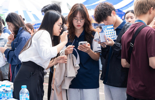 Sinh viên tham gia ngày hội, tìm hiểu các cơ hội việc làm và thực tập. Ảnh: Đại học Phenikaa  