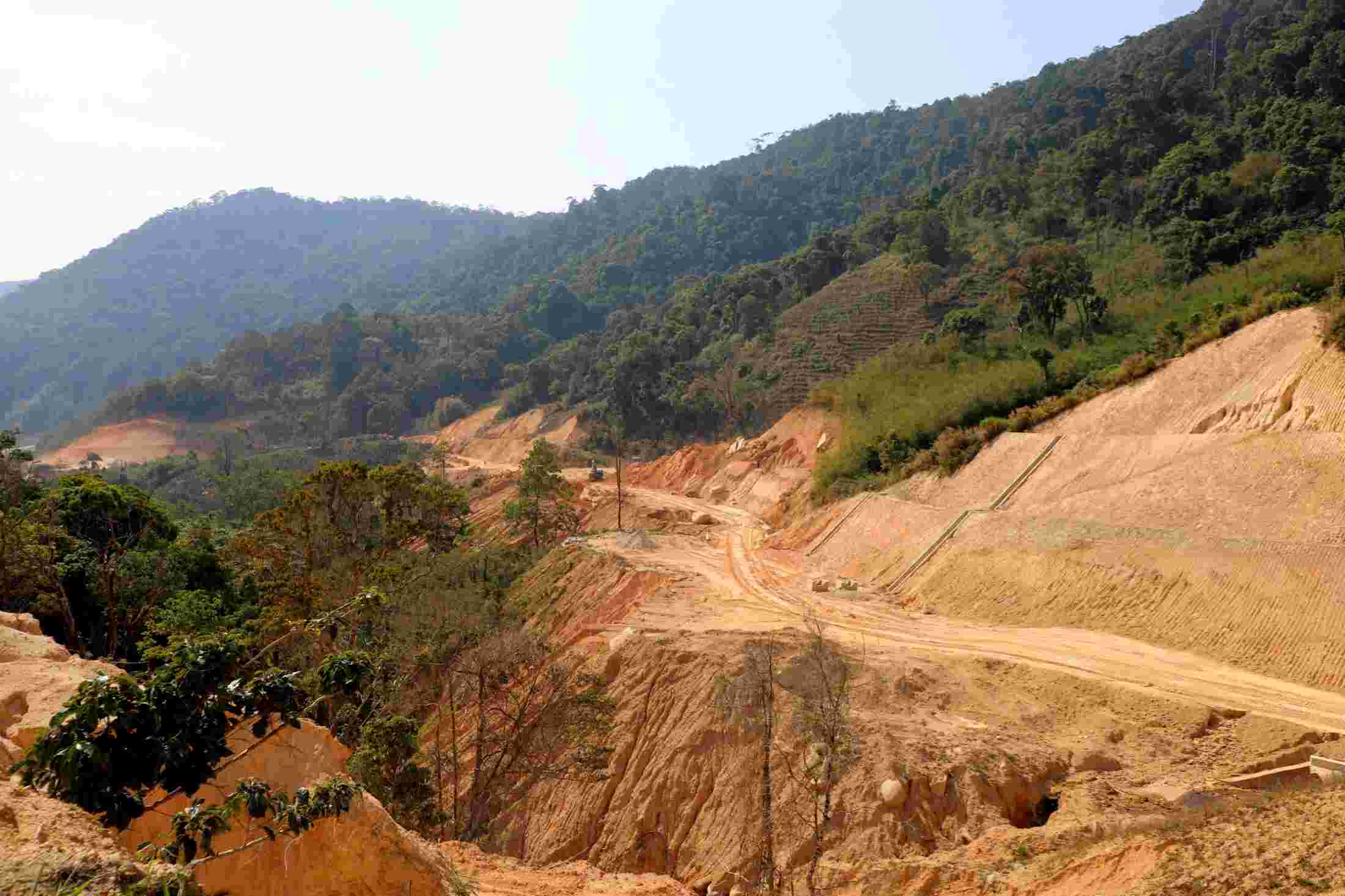Lam Dong promotes the progress of DT 722 road project connecting with Dak Lak province. Photo: Bao Lam