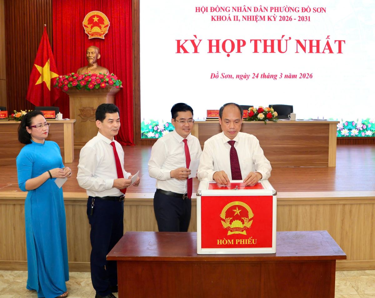 Delegates elected key positions of the People's Council and People's Committee of Do Son ward. Photo: Hai Phong e-Portal