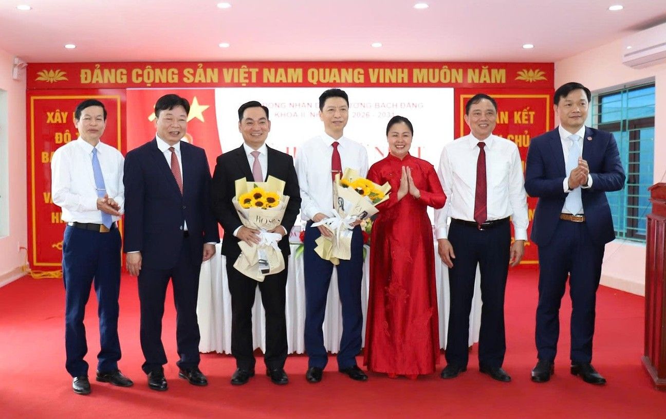 Ông Trần Huy Kiên giữ chức Chủ tịch HĐND phường Bạch Đằng; ông Nguyễn Văn Ba giữ chức Phó Chủ tịch HĐND phường chuyên trách. Ảnh: Cổng TTĐT phường Bạch Đằng