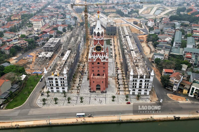 Dự án xây dựng hàng trăm ngôi nhà liền kề. Ảnh: Tô Công