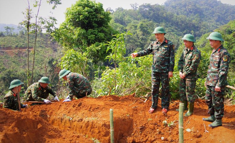 Đội Quy tập hài cốt liệt sĩ Đoàn Kinh tế - Quốc phòng 337 mở rộng phạm vi tìm kiếm hài cốt liệt sĩ ở khe núi Cha Lỳ, xã Hướng Lập, tỉnh Quảng Trị. Ảnh: Đoàn 337