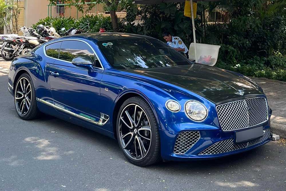 The Bentley Continental GT W12 First Edition appeared in Ho Chi Minh City with a black hood detail creating a different highlight. Photo: Cong Tam