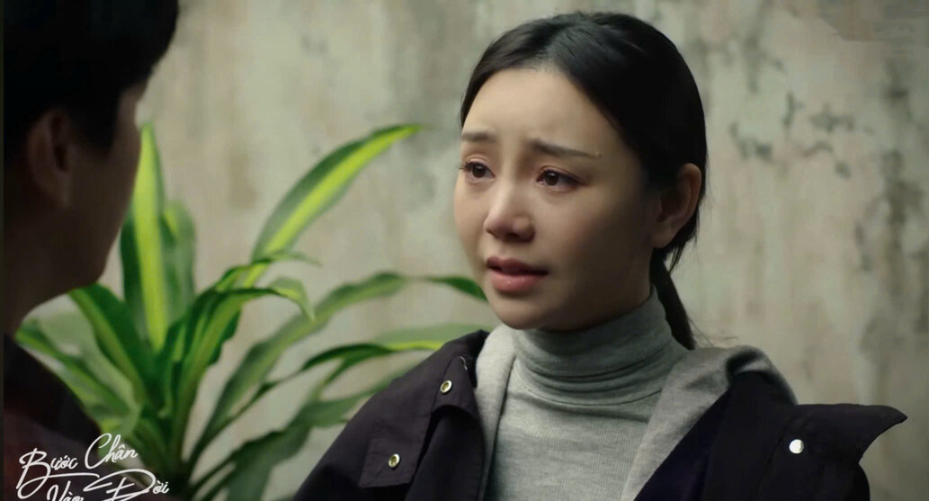 Thương quyết định chấm dứt chuyện tình cảm với Quân trong nước mắt để không làm tổn thương gia đình. Ảnh: VFC 