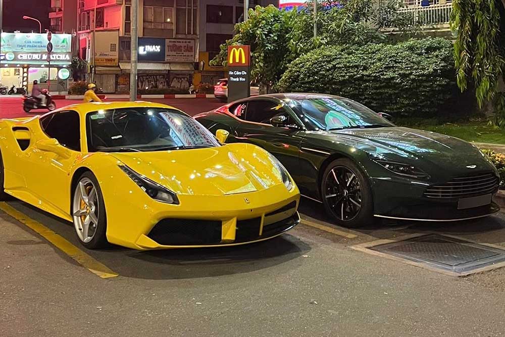 The pair of Ferrari 488 GTB and Aston Martin DB11 appeared simultaneously on the streets of Ho Chi Minh City, attracting the attention of car enthusiasts. Photo: Minh Le