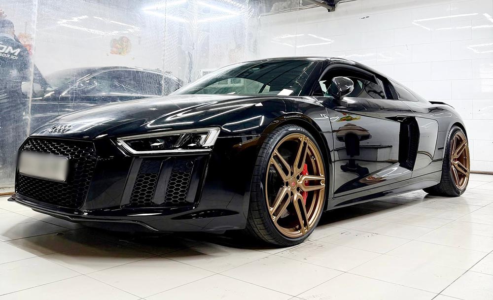 The Audi R8 V10 Plus stands out with its bronze painted wheels. Mr. Tuan
