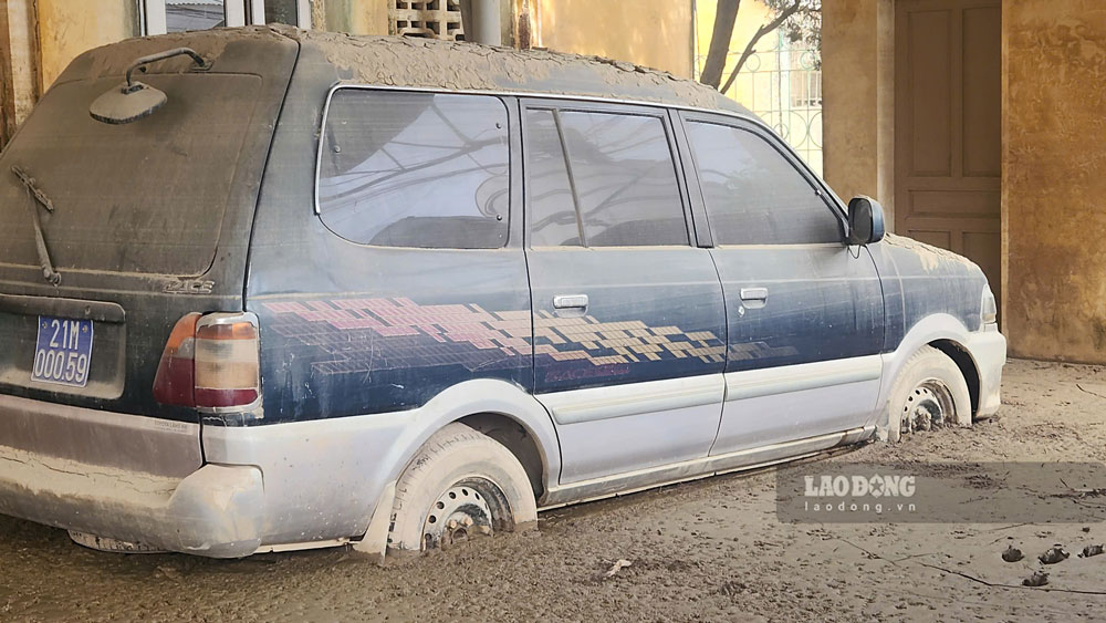 Xe công vụ, xe đưa đón bệnh nhân bị ngập trong bùn, hư hỏng nặng. Ảnh: Bảo Nguyên