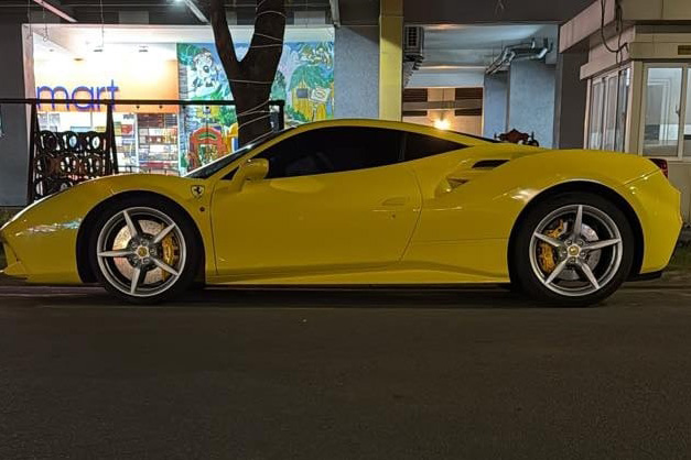 The Ferrari 488 GTB with a prominent yellow exterior when appearing on the streets of Ho Chi Minh City. Photo: Tien Dat