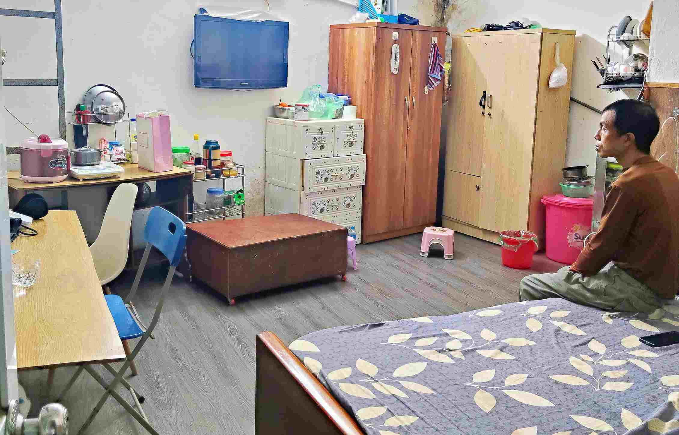 Anh Quyền một mình ngồi trong góc nhà tại căn phòng trọ chỉ vỏn vẹn 18m2. Ảnh: Thanh Trúc