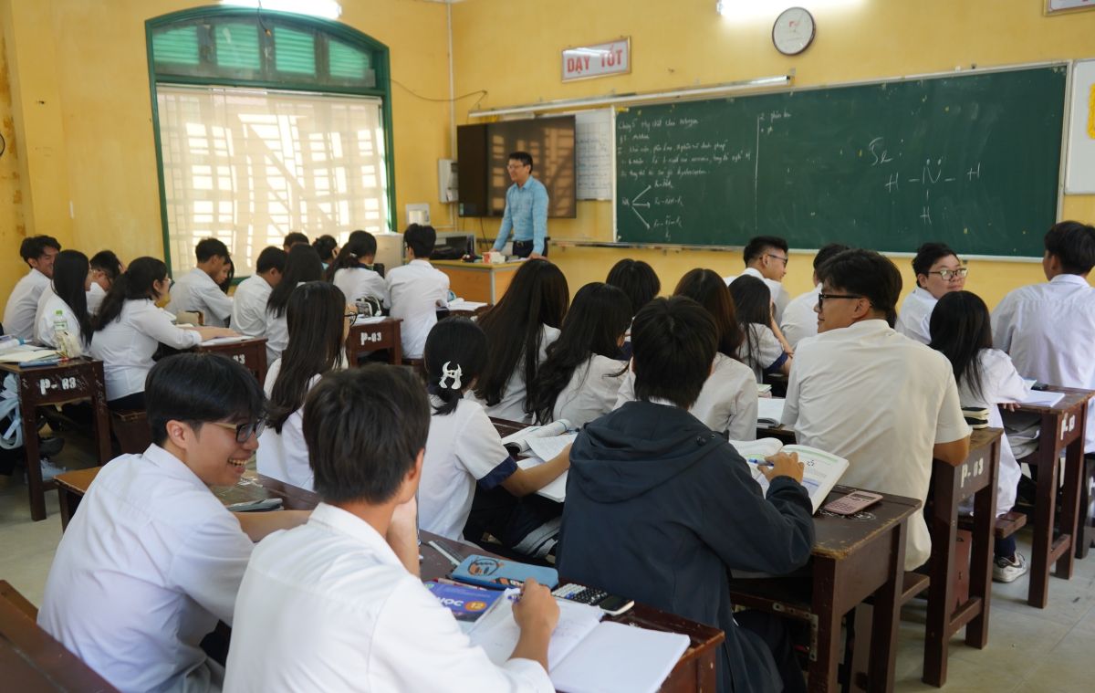 Hai Phong City currently has more than 72,000 officials, teachers, and staff of the education sector. Photo: Bang Tam