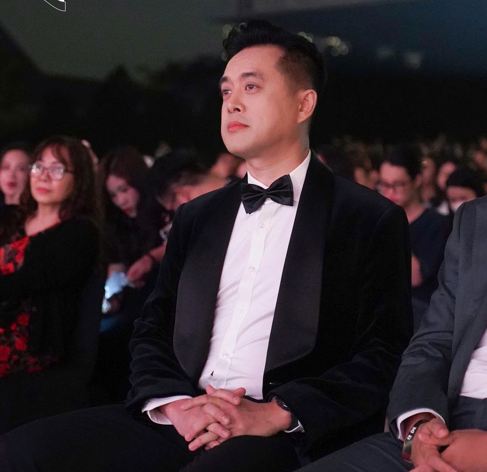 Nhạc sĩ Dương Khắc Linh xúc động trước màn thể hiện đầy lửa của các giọng ca ngôi sao. 