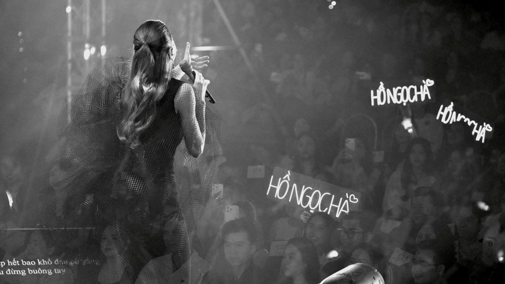 Hồ Ngọc Hà đốt cháy sân khấu với bản hit “Xin hãy thứ tha” - cú chào sân của nhạc sĩ Dương Khắc Linh khi vừa từ Hà Lan về VN lập nghiệp và là cơ duyên cộng tác đầu tiên giữa anh và “nữ hoàng giải trí“. 