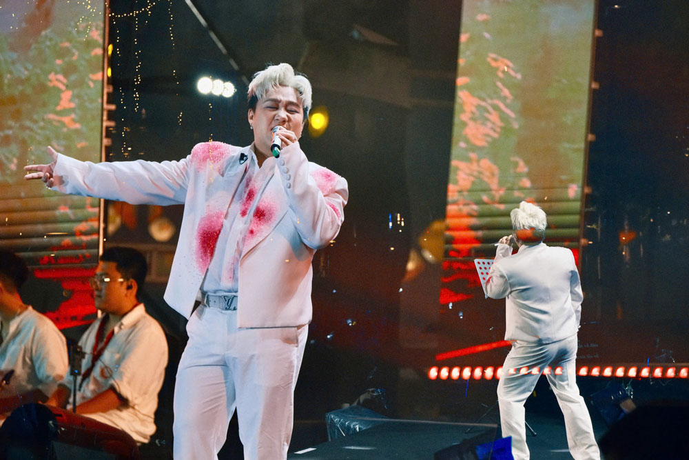 Trung Quân Idol khoe giọng hát “nuốt mic” cùng phong thái giao lưu hài hước dí dỏm sở trường. 