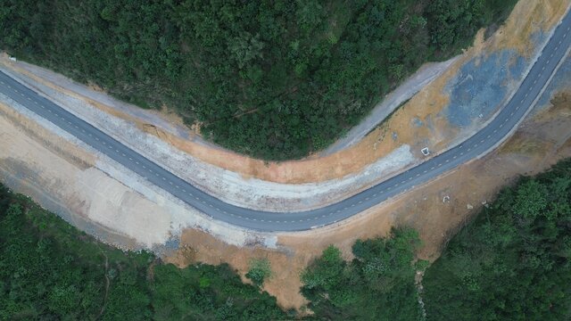 Nhiều đoạn tuyến đã được thảm nhựa, hình hài tuyến đường dần rõ nét. Ảnh: Minh Chuyên