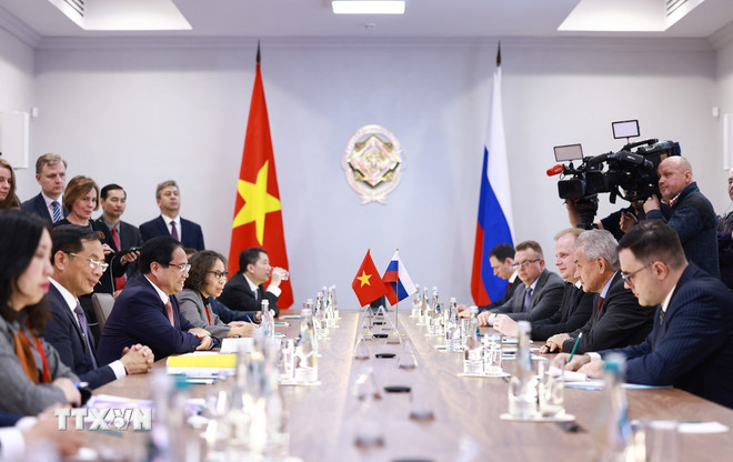 Prime Minister Pham Minh Chinh in a meeting with Secretary of the Russian Federation Security Council Sergei Shoigu. Photo: VNA