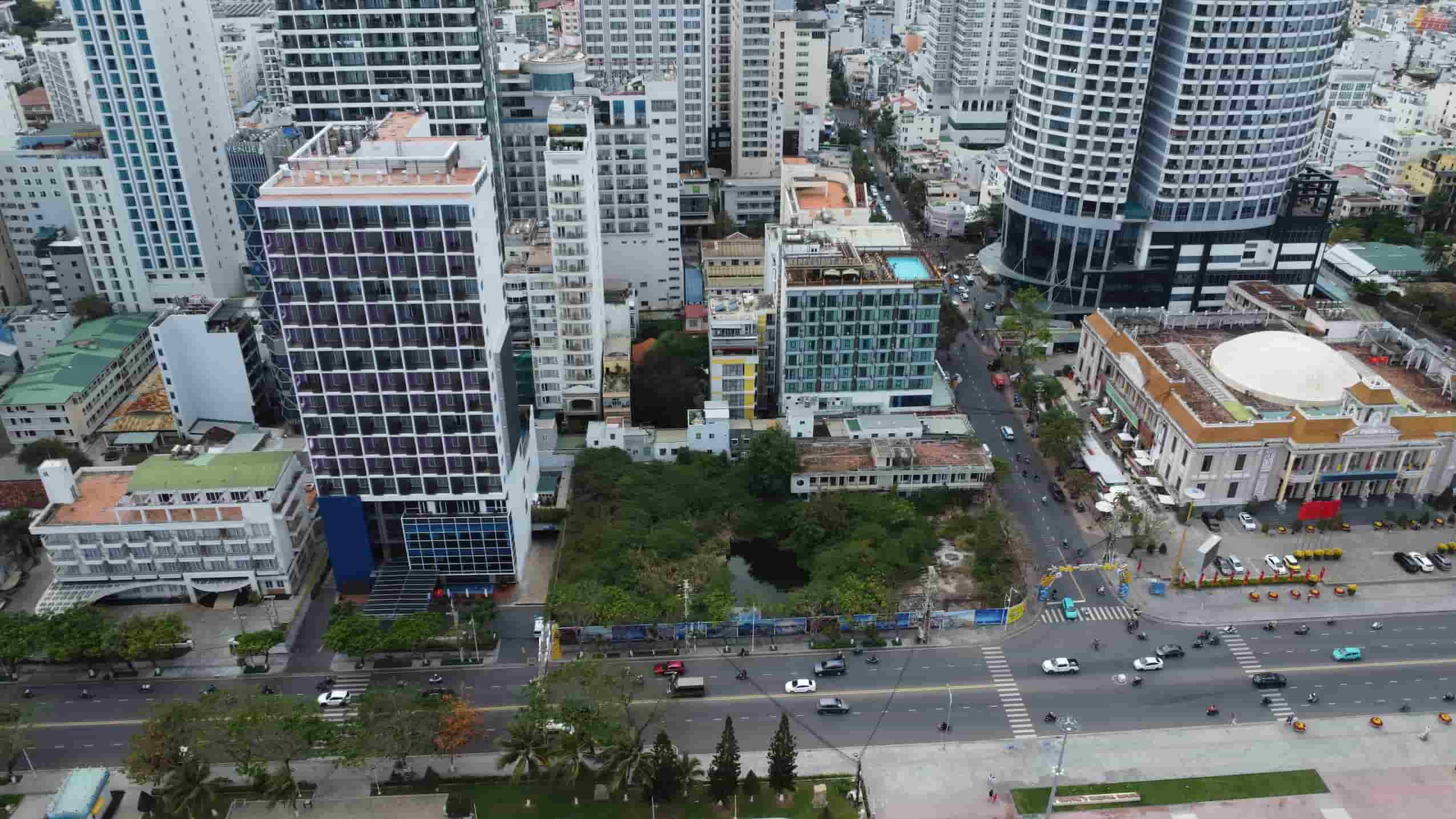 Khu đất địa chỉ 48-48A Trần Phú nằm giữa trung tâm sôi động của TP Nha Trang nhưng nhiều năm bỏ hoang. Ảnh: Hữu Long 