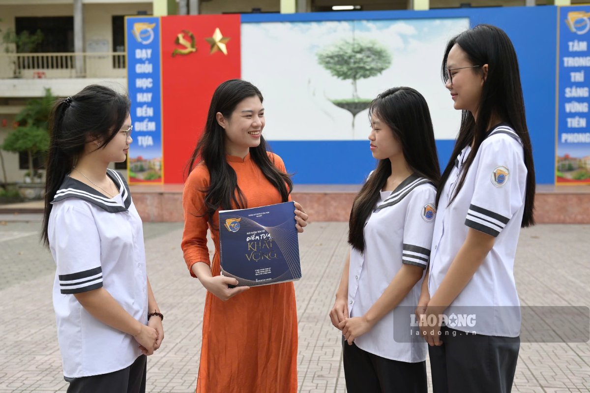 Teacher Nguyen Thi Bich Dao (orange shirt), computer science teacher, Le Hong Phong High School for the Gifted (Ninh Binh province) was elected as a National Assembly Deputy of the XVI term. Photo: Luong Ha