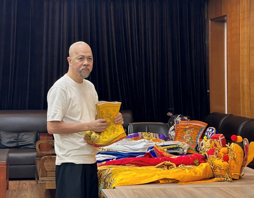 Hình ảnh hậu trường chuẩn bị phục trang cho Táo Quân của NTK Đức Hùng. Ảnh: NVCC