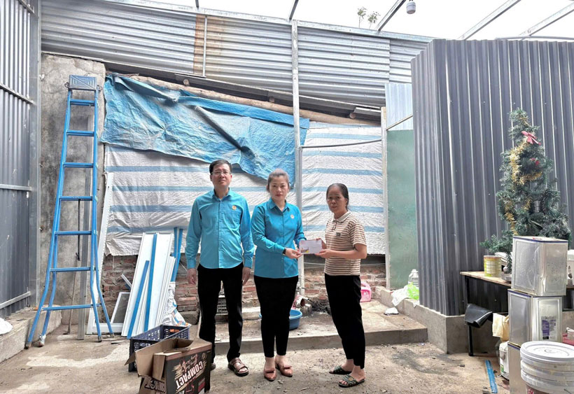 Sau giông lốc, Công đoàn phường Nghĩa Lộ đến tận nhà hỗ trợ đoàn viên bị thiệt hại. Ảnh: Thanh Phong