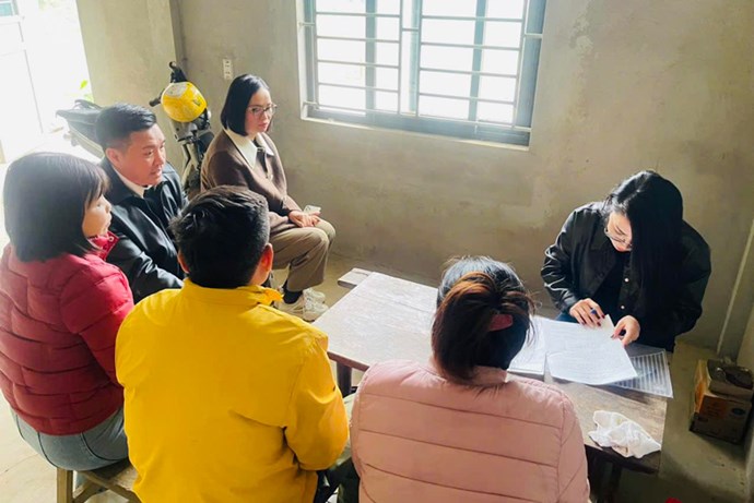 Công đoàn phường Lào Cai trao sinh kế cho gia đình khó khăn để họ từng bước ổn định cuộc sống. Ảnh: Đinh Đại 