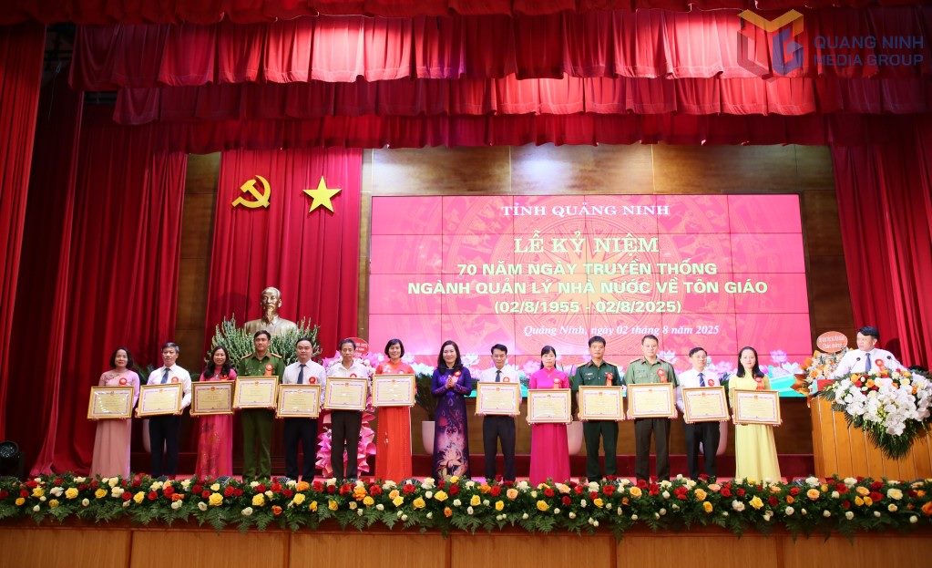 Collectives with outstanding achievements in building the state management sector on religion were awarded Certificates of Merit by the Provincial People's Committee on the occasion of the 70th anniversary of the Traditional Day of the State Management sector on religion in 2025. Photo: Minh Ha
