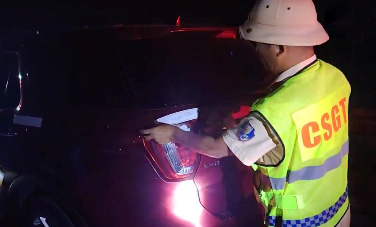 Cảnh sát Giao thông lập biên bản xử phạt tài xế, chủ xe và tiến hành niêm phong phương tiện để tạm giữ. Ảnh: Cảnh sát Giao thông 