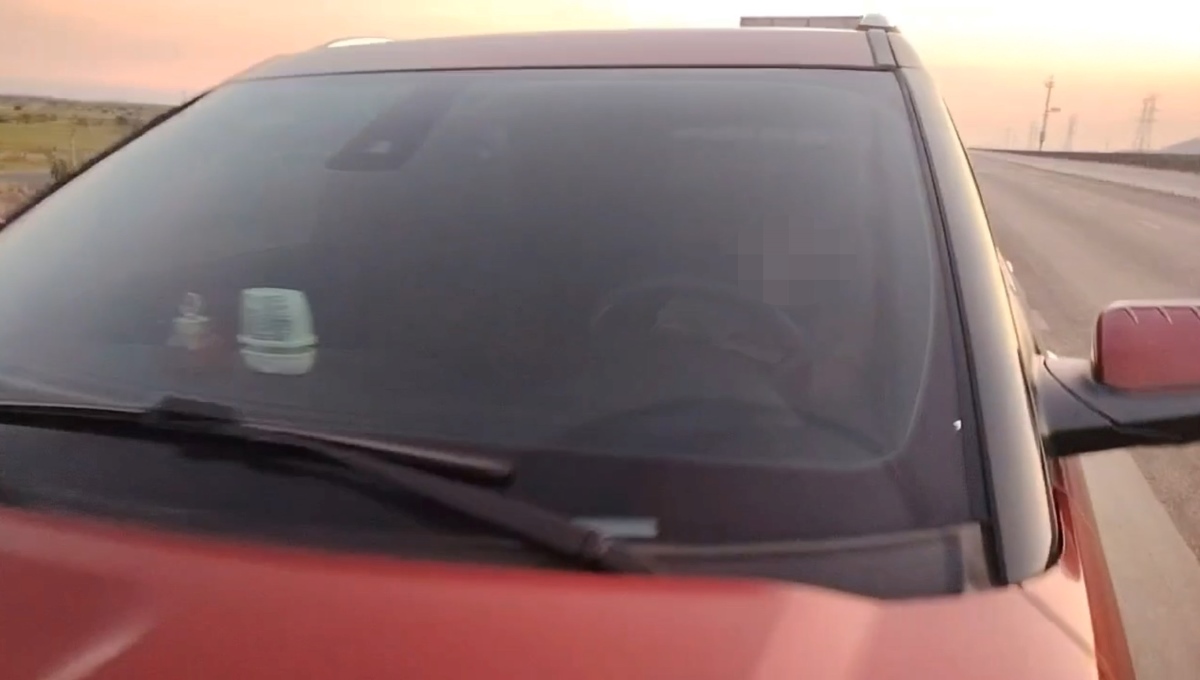 Tài xế dừng xe ở dải dừng khẩn cấp cao tốc để ngủ. Ảnh: Cảnh sát Giao thông