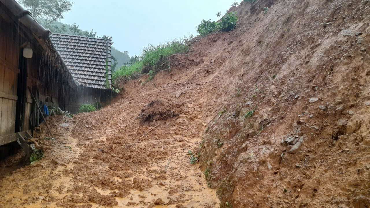 Đất đá tràn vào nhà người dân ở thôn Nước Lầy, xã Ba Vì. Ảnh: Đông Giang