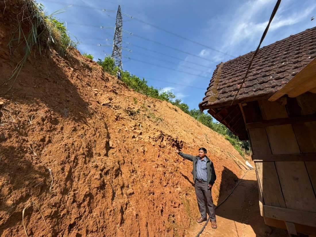 Les habitants vivant au pied de la montagne Pa Rây, village de Nước Lầy, commune de Ba Vì, sont très inquiets face au risque de glissement de terrain. Photo: Đông Giang