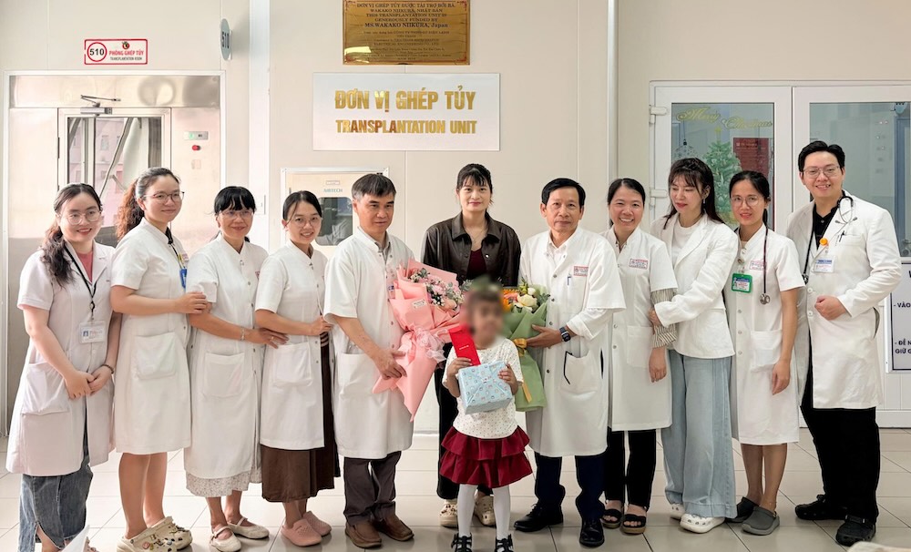 Bệnh viện Trung ương Huế tổ chức lễ ra viện cho bệnh nhi 7 tuổi. Ảnh: Lan Hương