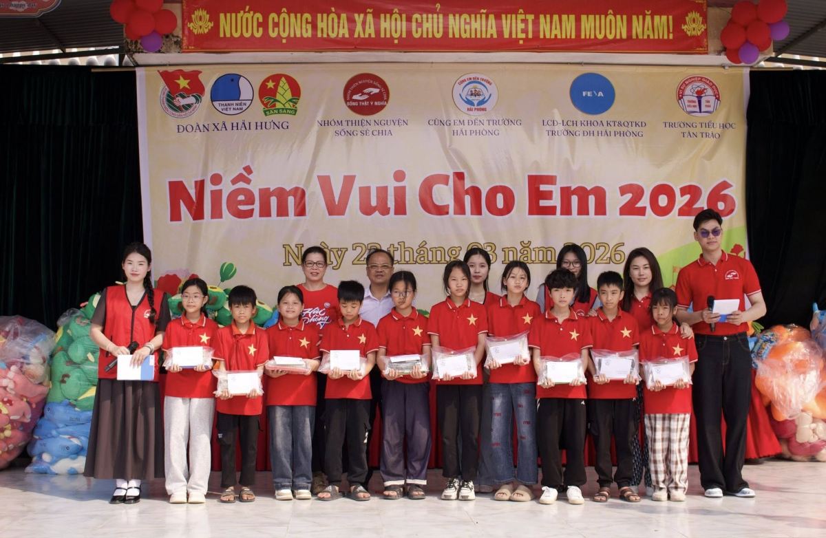 The Organizing Committee of the "Joy for Children" program awarded scholarships to 40 students who overcame difficulties and studied well. Photo: Song Se Chia