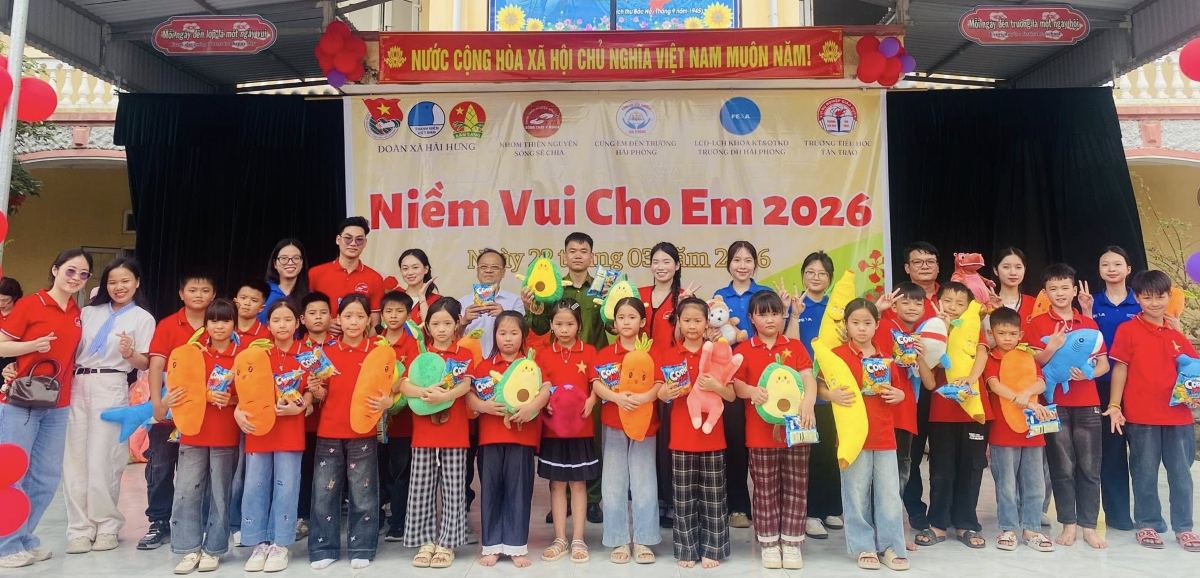 Chương trình Niềm vui cho em tại Trường tiểu học Tân Trào. Ảnh: Sống Sẻ Chia