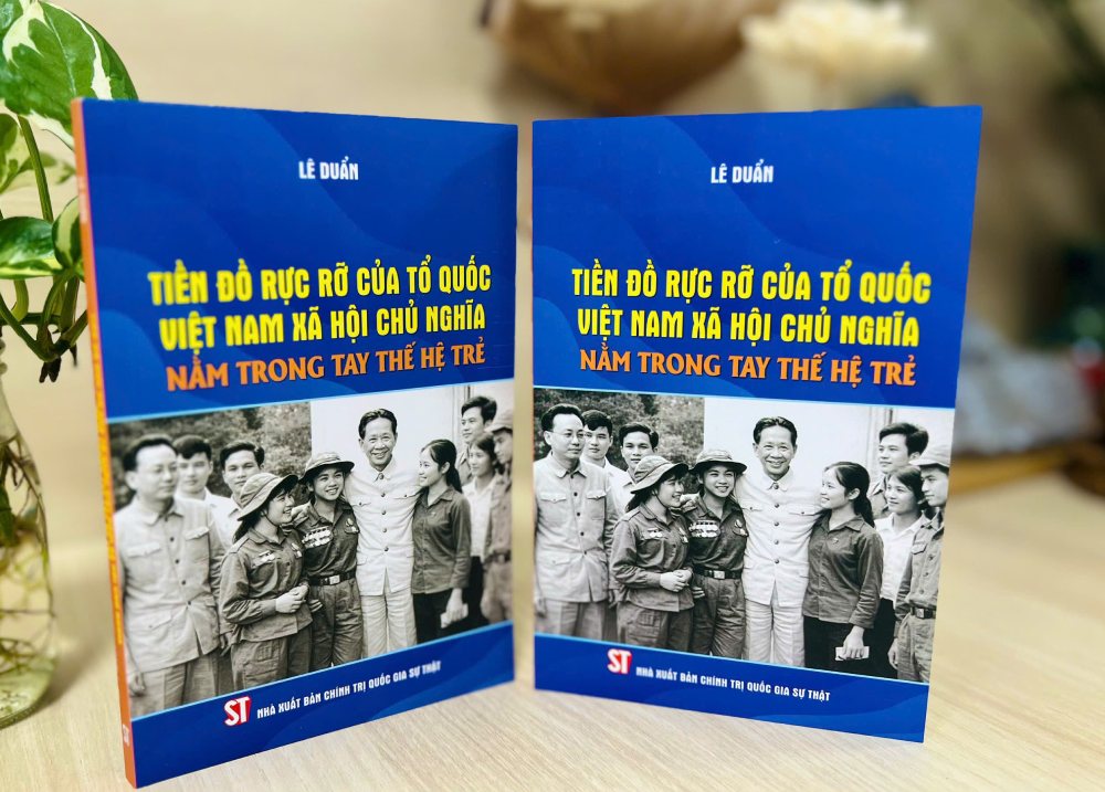 The book "The brilliant future of the socialist Vietnamese Fatherland in the hands of the young generation" arouses the aspiration to build a prosperous and happy country. Photo: Ai Van