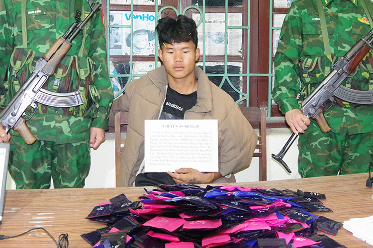 Đối tượng Giàng A Đông và số ma túy tại cơ quan điều tra. Ảnh: Anh Dũng