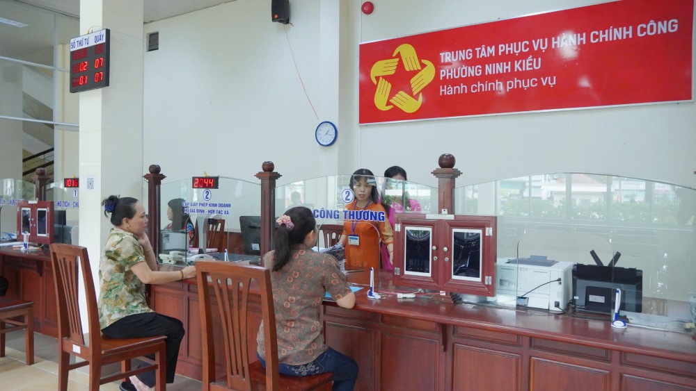 The Ministry of Home Affairs is assigned to guide localities to flexibly deploy the number of commune-level professional departments, avoiding rigid application. Photo: Ta Quang