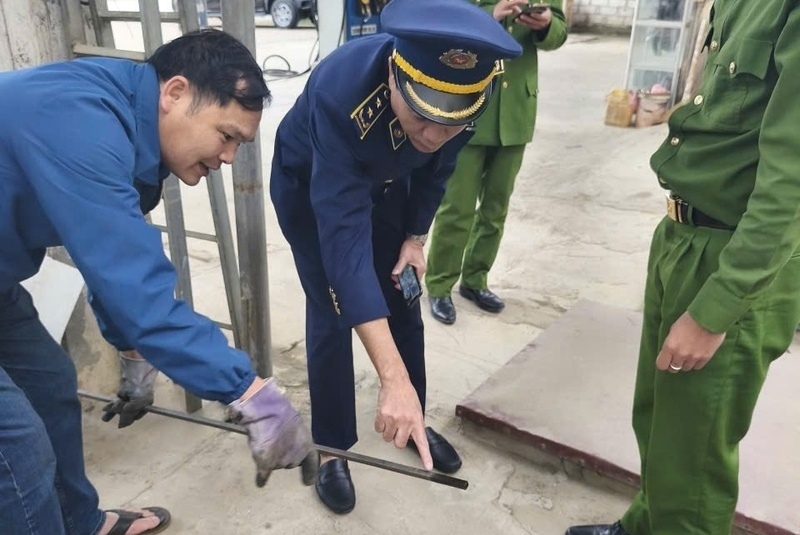 市場管理チームNo.7は、石油・ガスの投機と貯蔵について報告されたユニットを検査します。写真:ĐVCC