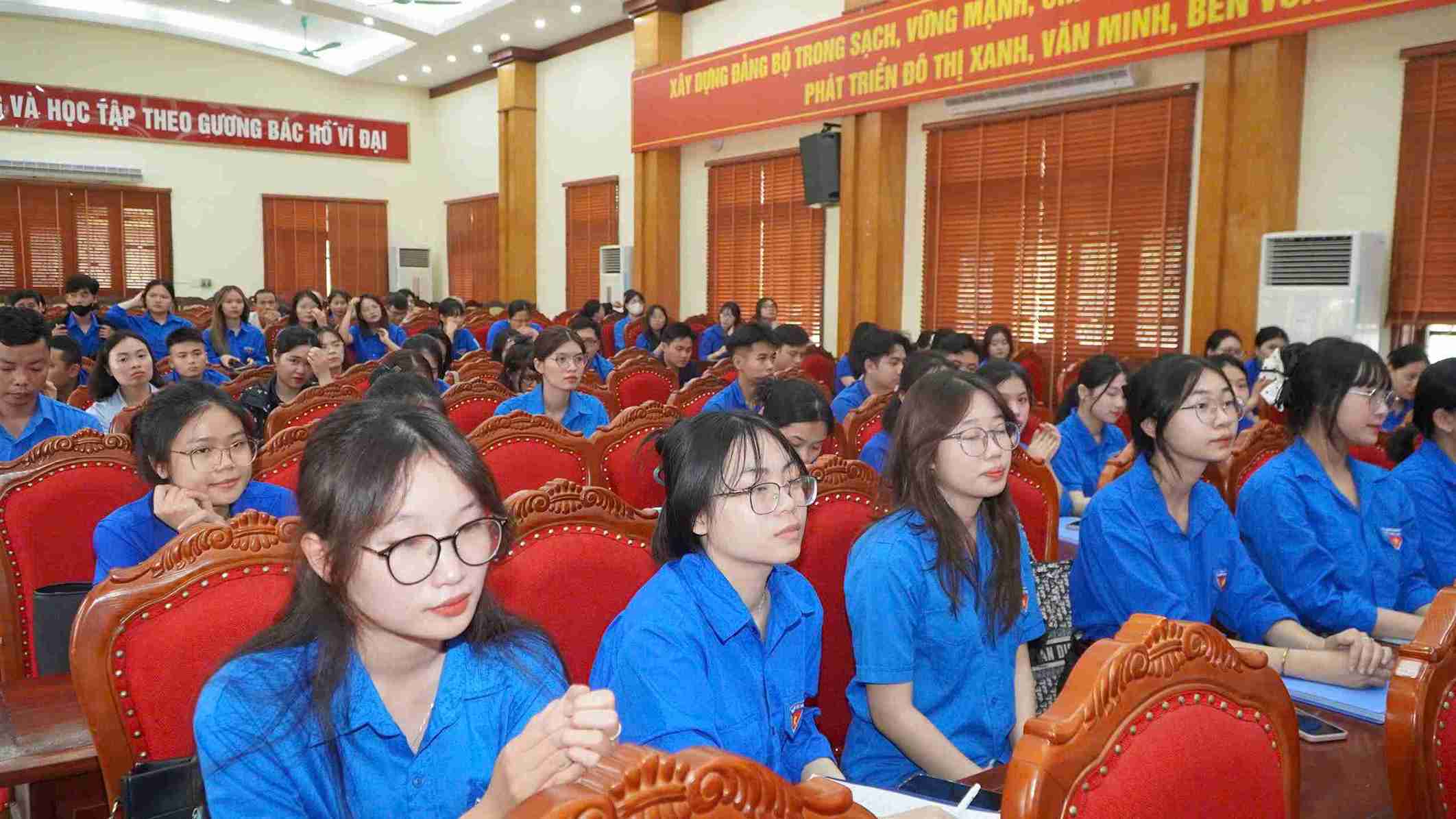 Đông đảo đoàn viên thanh niên tham gia hội nghị đối thoại tại phường Tứ Minh. Ảnh: Nguyên Thương