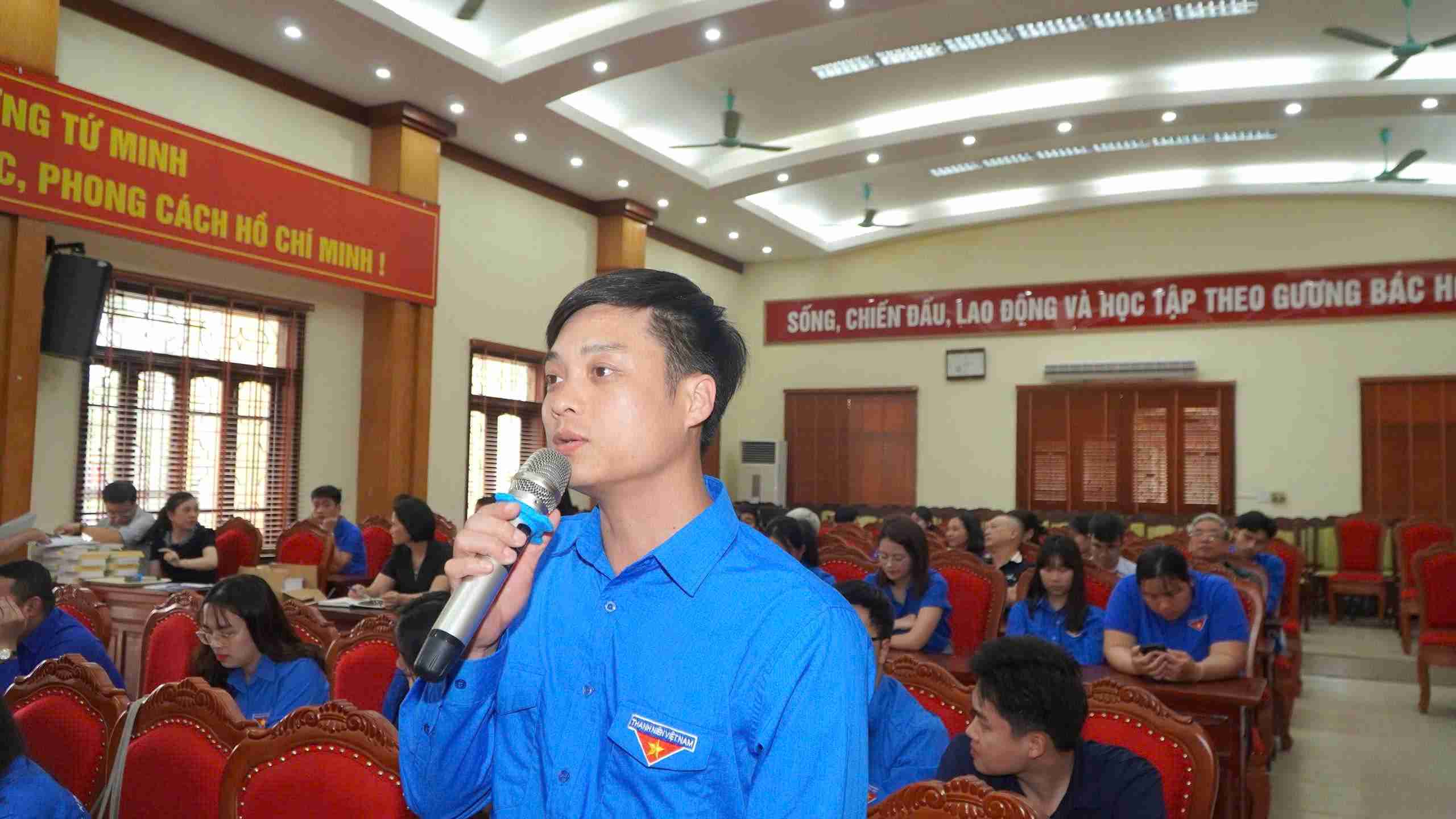 Youth contribute ideas to build localities through dialogue. Photo: Nguyen Thuong